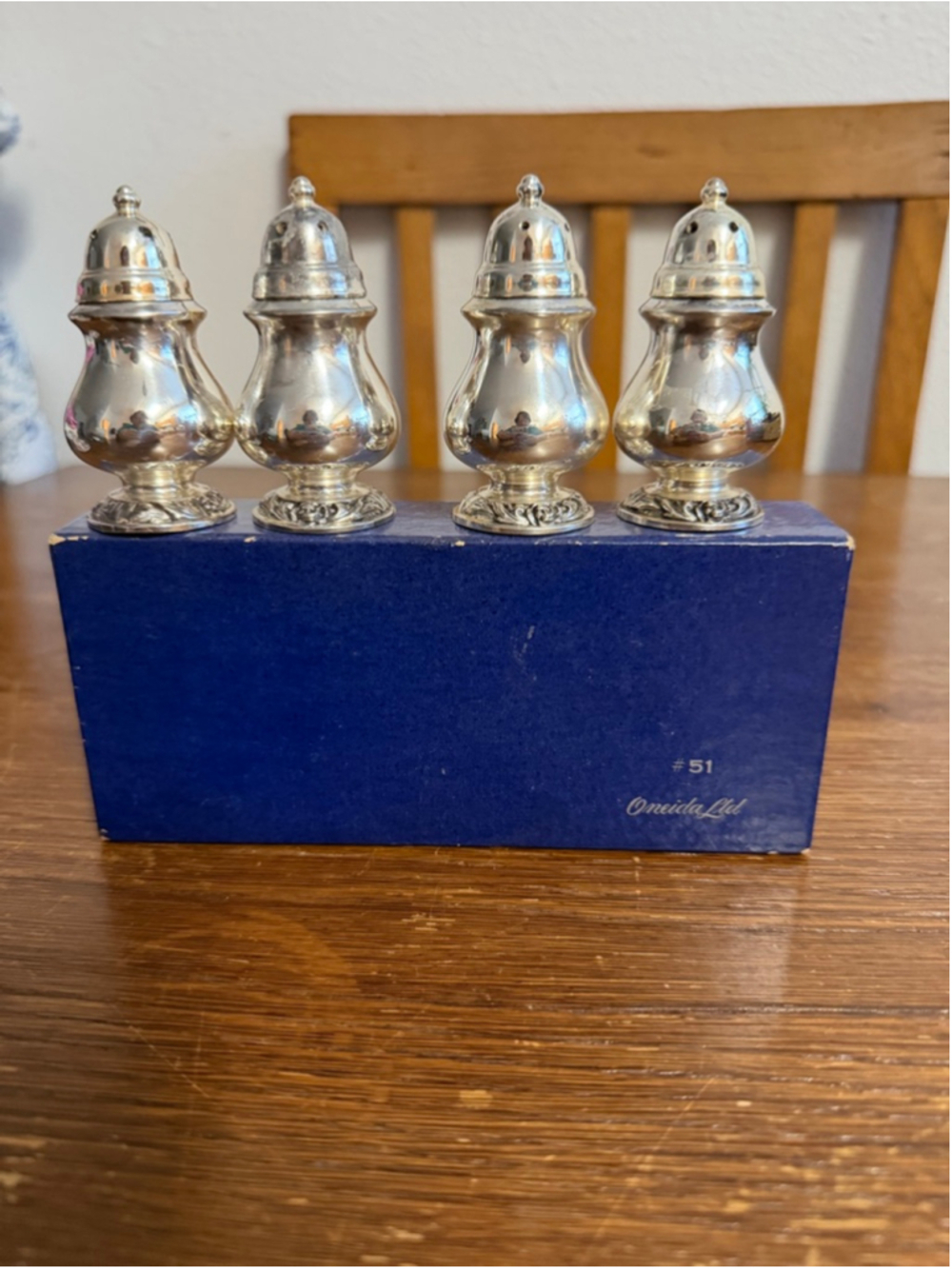 Vintage Oneida Ltd #51 Weighted Silverplate Salt Pepper Shakers Set of 4 w/ Box